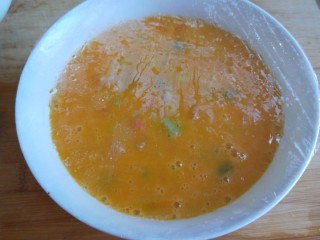 14、#微波炉食谱#三丁蒸蛋糕,在封上保鲜膜。