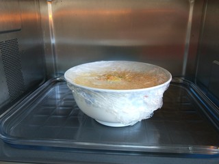 15、#微波炉食谱#三丁蒸蛋糕,第二次蒸五分钟即可。