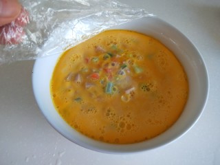 17、#微波炉食谱#三丁蒸蛋糕,打开保鲜膜。