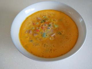 18、#微波炉食谱#三丁蒸蛋糕,用刀撬开碗边。