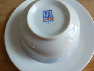 19、#微波炉食谱#三丁蒸蛋糕,在扣在盘中。