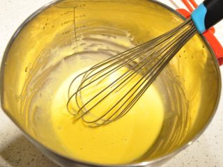 4、日式豆乳盒子蛋糕,用打蛋器以不规则的方式混合至无干粉状，面糊呈现光滑细腻的状态。
