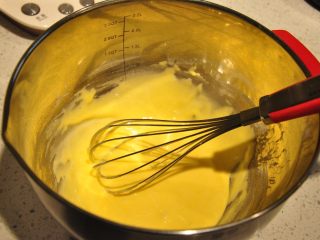 21、日式豆乳盒子蛋糕,用打蛋器混合至无干粉状。