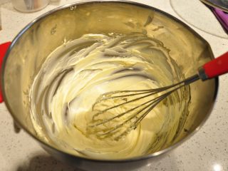 31、日式豆乳盒子蛋糕,用打蛋器将奶油奶酪打至顺滑状态。