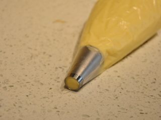 35、日式豆乳盒子蛋糕,做好的豆乳酱装入裱花袋中备用。