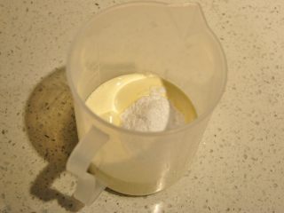 36、日式豆乳盒子蛋糕,取150克冷藏的淡奶油，加入糖粉进行打发。