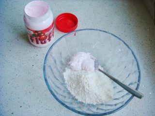 3、出水芙蓉饼干,面粉里倒入玉米油，加入棉花糖。