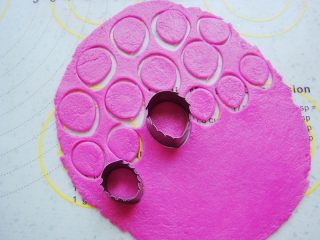 6、出水芙蓉饼干,面团擀成薄片，用花瓣模具刻出大小花瓣。