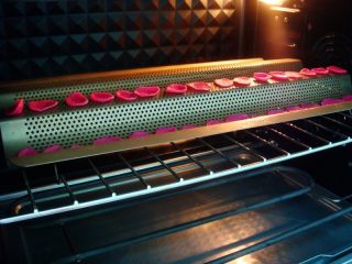 10、出水芙蓉饼干,烤箱提前预热，上170度，下165度，放中层，烤10分钟。烤好后晾凉备用。