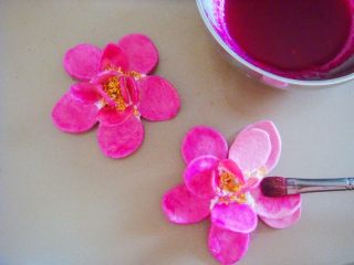 15、出水芙蓉饼干,剩余的红火龙果汁，用小刷子在花瓣上薄薄的刷一层。（小号花瓣组合就是含苞待放的小荷花。）