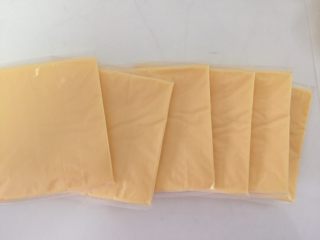 3、芝士肠仔卷卷包,准备好芝士片，最好先把包装纸先撕开