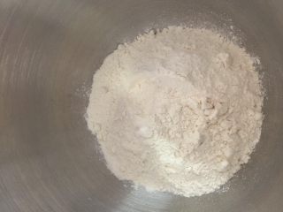 4、芝士肠仔卷卷包,和面机和面盆里放入面粉