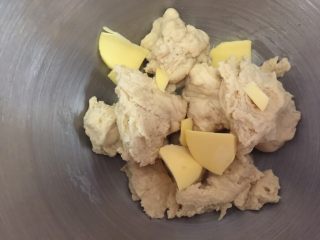 9、芝士肠仔卷卷包,把面团撕成小块，加入黄油