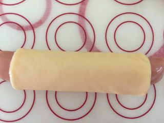 12、芝士肠仔卷卷包,芝士片从肠仔中间把肠仔卷包起来