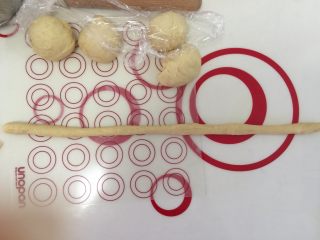 13、芝士肠仔卷卷包,取一块面团搓成长条，大约45cm长