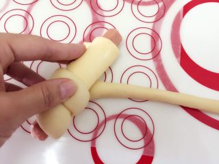 15、芝士肠仔卷卷包,卷