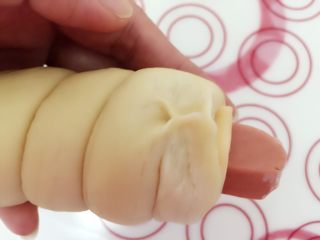 16、芝士肠仔卷卷包,收好口子