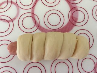 17、芝士肠仔卷卷包,大约每个都能卷5圈