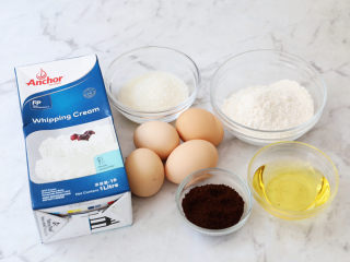 1、咖啡奶油蛋糕卷,准备好材料