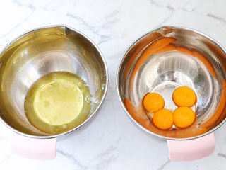3、咖啡奶油蛋糕卷,先把蛋黄和蛋清分离在两个无水无油的盆中