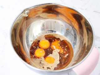 4、咖啡奶油蛋糕卷,蛋黄中加入浓缩咖啡液和玉米油,搅拌均匀