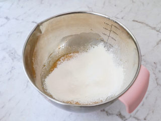 5、咖啡奶油蛋糕卷,筛入低筋面粉,分两次筛入,每次筛入都要拌匀才能再筛入下一次