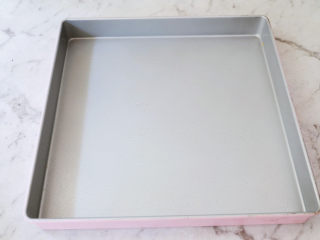 7、咖啡奶油蛋糕卷,方形烤盘表面抹上一层薄薄的玉米油