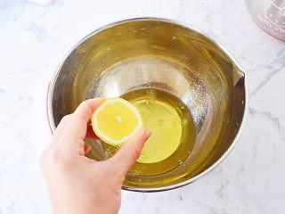 8、咖啡奶油蛋糕卷,蛋清中加入柠檬汁,用电动打蛋器打至粗泡