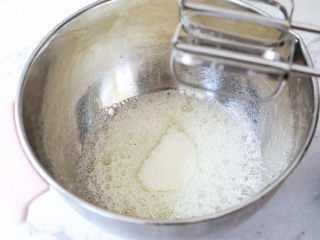 9、咖啡奶油蛋糕卷,加入白糖,白糖分三次加入,打发至湿性发泡