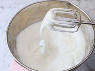 10、咖啡奶油蛋糕卷,提起打蛋器有大弯勾即可,称为蛋白霜