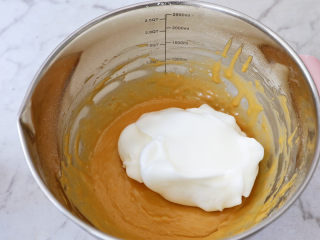 11、咖啡奶油蛋糕卷,把三分之一的蛋白霜加入蛋黄糊中,翻拌或都上下拌匀