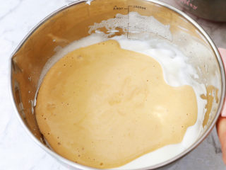 12、咖啡奶油蛋糕卷,再把拌匀的蛋黄糊倒回蛋白霜中