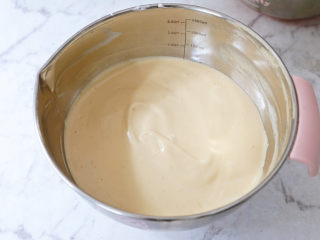 13、咖啡奶油蛋糕卷,翻拌或上下拌匀