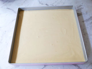 14、咖啡奶油蛋糕卷,把蛋糕糊倒入烤盘中,表面用刮刀抹平,提出烤盘震一震,震出大气泡