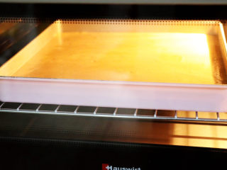 15、咖啡奶油蛋糕卷,放入预热好的烤箱,上下火180度,中层烤15分钟