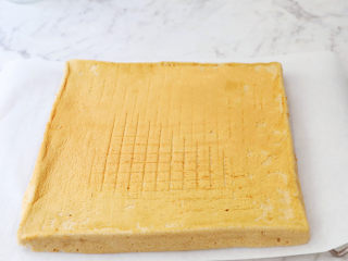 16、咖啡奶油蛋糕卷,烤好马上取出震两下,把里面的热气震出来,把蛋糕片倒扣在烤网上,再翻正面过来晾凉