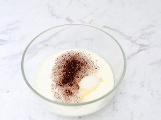 17、咖啡奶油蛋糕卷,淡奶油加入白糖和咖啡粉