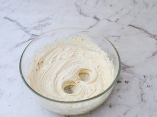 18、咖啡奶油蛋糕卷,打发至硬性奶油状