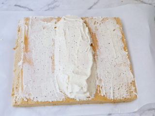 20、咖啡奶油蛋糕卷,将奶油涂抹在蛋糕片,中间厚,两边薄