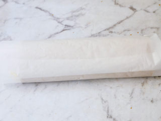 21、咖啡奶油蛋糕卷,利用擀面杖卷好之后放入冰箱冷藏一小时定型