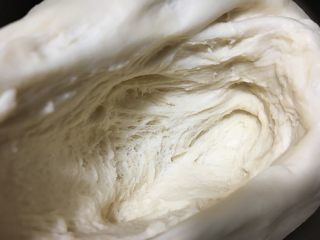 7、手撕椰蓉吐司,拉开面团有蜂窝组织即可