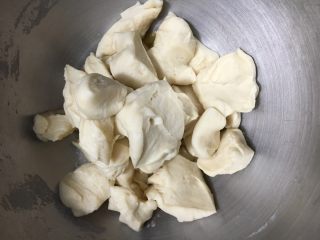 9、手撕椰蓉吐司,中种面团剪碎后也一起加入