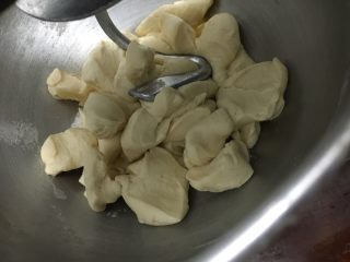 10、手撕椰蓉吐司,厨师机揉面