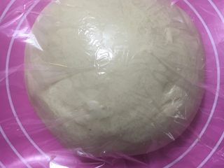 13、手撕椰蓉吐司,取出滚圆盖保鲜膜松弛15分钟