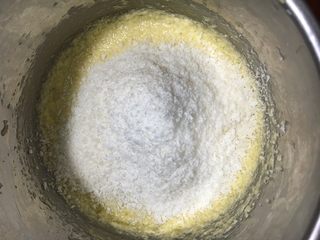 17、手撕椰蓉吐司,搅匀后放入椰丝