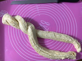 28、手撕椰蓉吐司,交叉缠绕起来