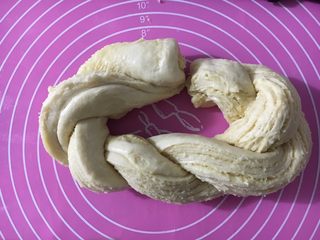 30、手撕椰蓉吐司,把两头碰一起捏合