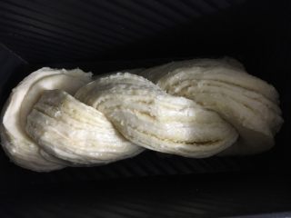 32、手撕椰蓉吐司,放入吐司盒里