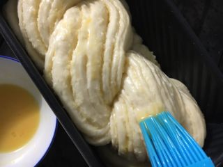 35、手撕椰蓉吐司,表面刷蛋液