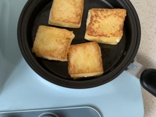 7、港式酸奶西多士,煎至两面金黄